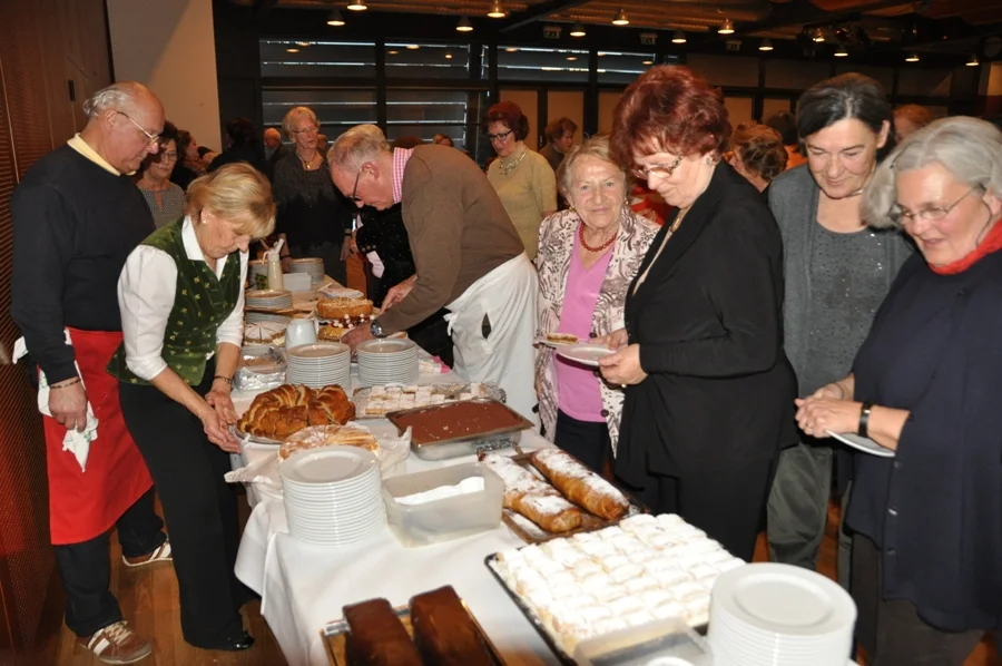 Pauli, Günter und Annemarie#bei der Ausgabe