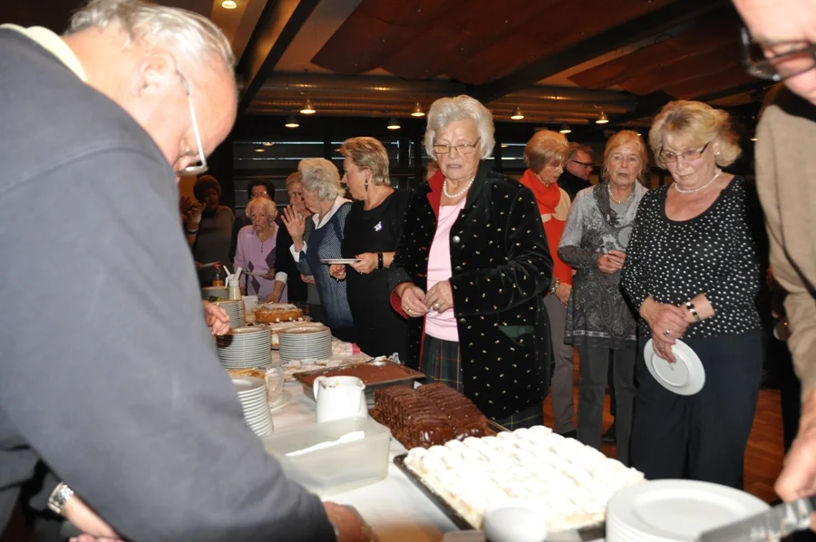 Pauli Aichholzer immer hilfsbereit#Ob Kuchen oder Grill ein Fachmann seines Berufes