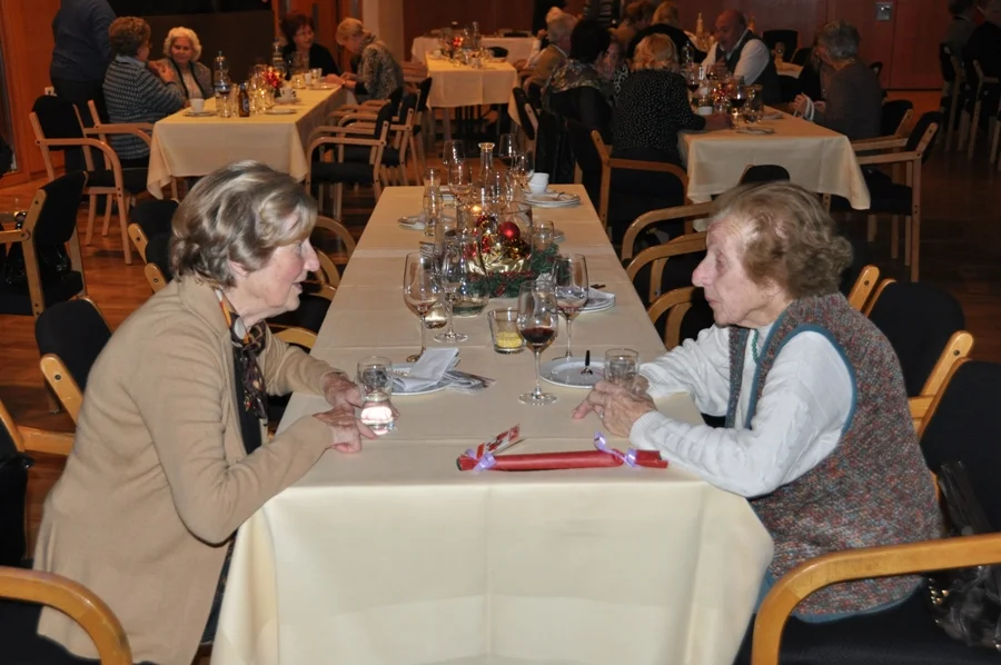 Else Zinnecker im Gespräch mit ihrer Nachbarin Frau Anna Klauss