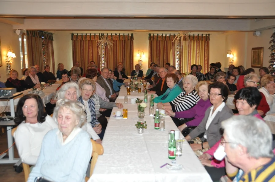 Blick in den vollbestzten Speisesaal