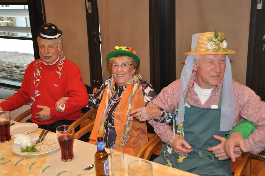 Ehrenmittglied Dir. Franz Bukovschek#schunkelt mit Resi Fuchs und#Gärtner Karl Janesch........