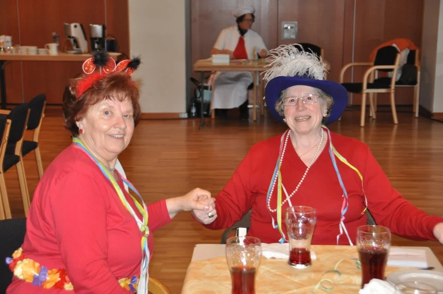 Gerlinde HHappenhofer und Ingeborg Walland mit neuer Hutmode