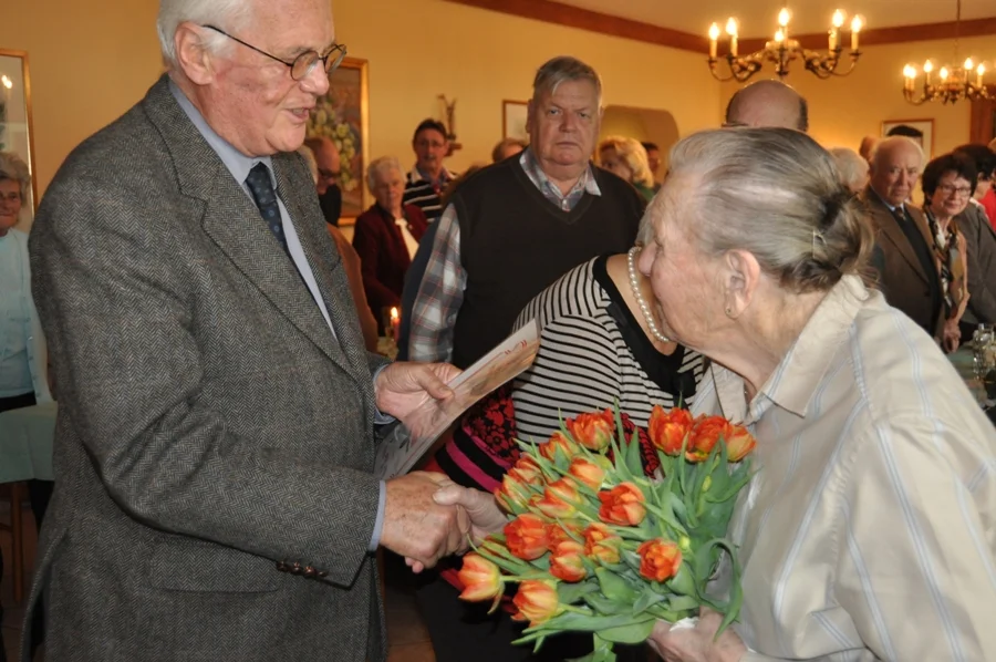 Unser Ehren-und Gründungsmitglied#Frau Therese Köfer wurde vom#Landesobmann mit der höchsten#Auszeichnung des SB geehrt.