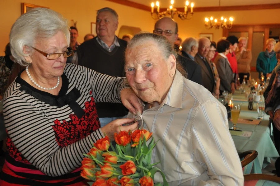 Obfrau Heidi Wienerroither beim #Anstecken der#+Goldenen Ehrennadel+