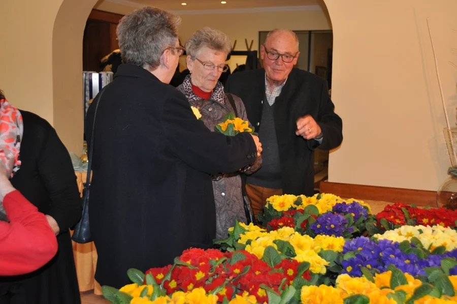 ebenso Frau Ingeborg Rom