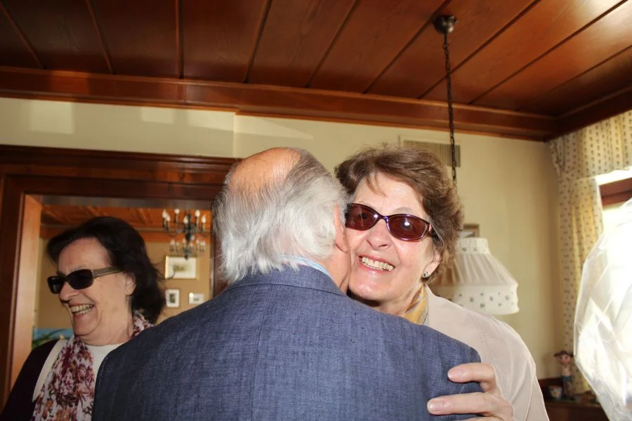 Kassierin Hildegard Czerny gratuliert auch mit einem Busserl