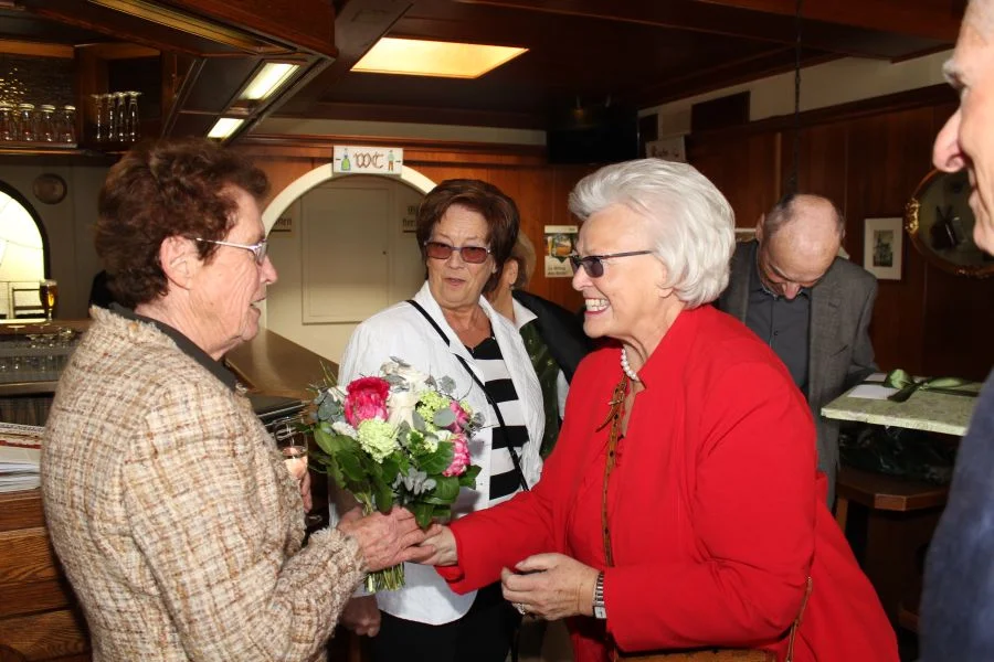 Für Rosi Prüller ein wunderschöner Blumenstrauß überreicht von Obfrau Wienerroither