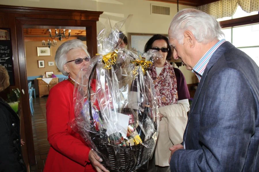 Obfrau Heidi Wienerroither überreicht dem Jubilar einen Geschenkkorb vom Vorstand des SB