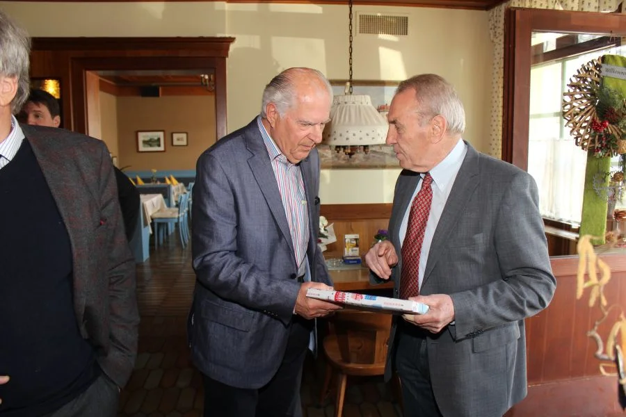 Ing. Peter Napetschnig überreicht Hans Prüller ein Geburtstagsgeschenk