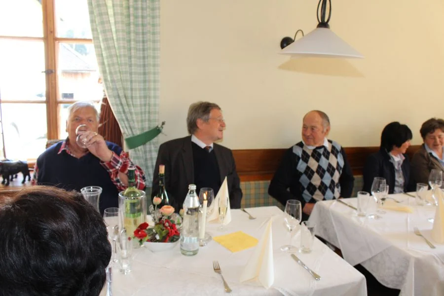 Bürgermeister Mag. Arnold erläutert gerade die nächsten Gemeindevorhaben