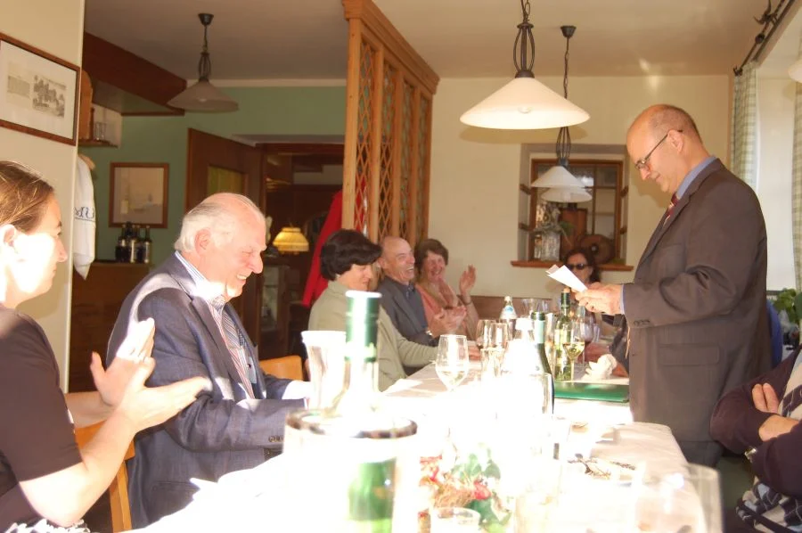 Gerhard Schurian las die bei ihm abgegebenen Geburtstagstgelegramme vor