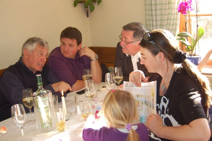 Ing. Werner Hörmann erzählt Peter Benz bzw. der Familie Häusl-Benz aus seiner Bürgermeisterzeit