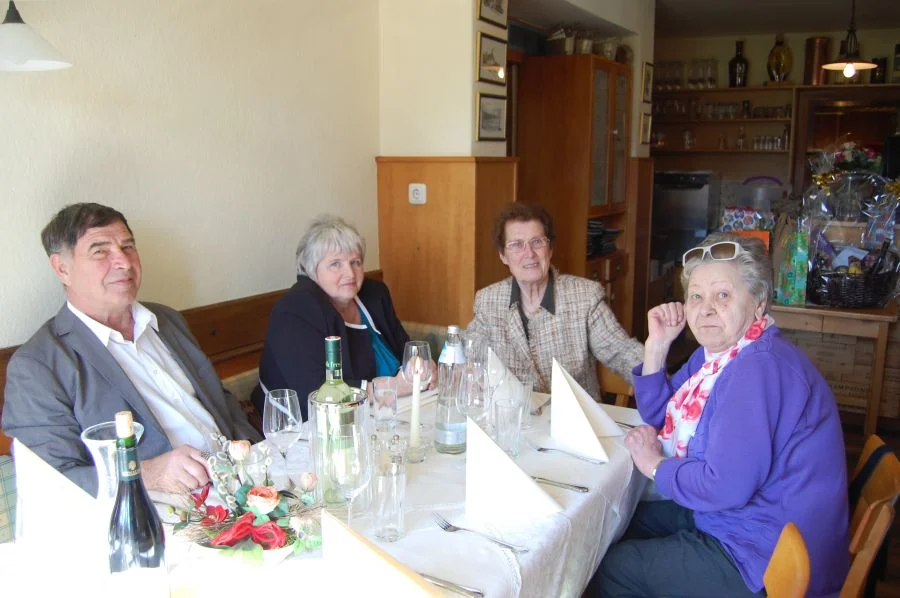 Rosi Prüller mit Ehepaar Miggitsch#und Maria Köfer