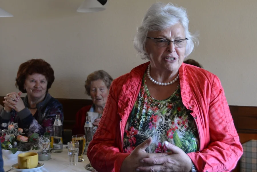 Obfrau Heidi Wienerroither bei der#Begrüßung in der vollbesetzten#+Zocklstube+