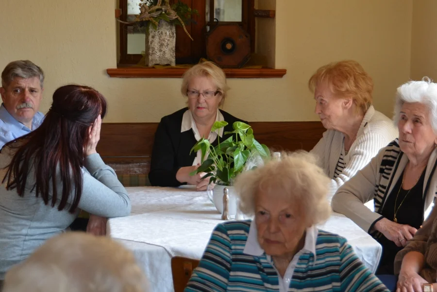 aufmerksame Zuhörer#Frau Johanna Foreman eines#unserer ältesten Mitglieder