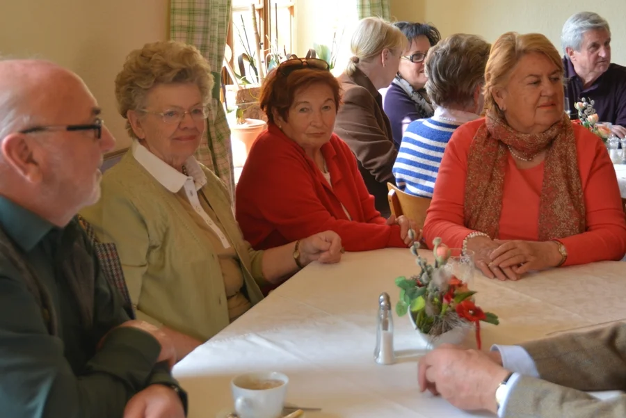 Schriftführerin  Elfi Hudovernig mit#den +Nordic-Walkerinnen+#Monika Mikula und Alpha Glaser