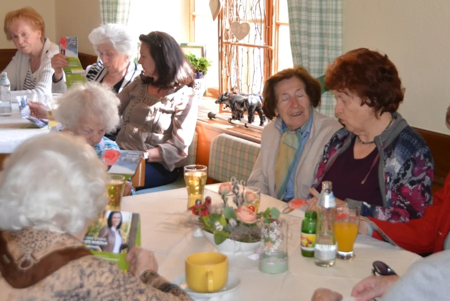 +Ballmutter+ Erna Rapatz im Gespräch#mit Gerlinde Happenhofer