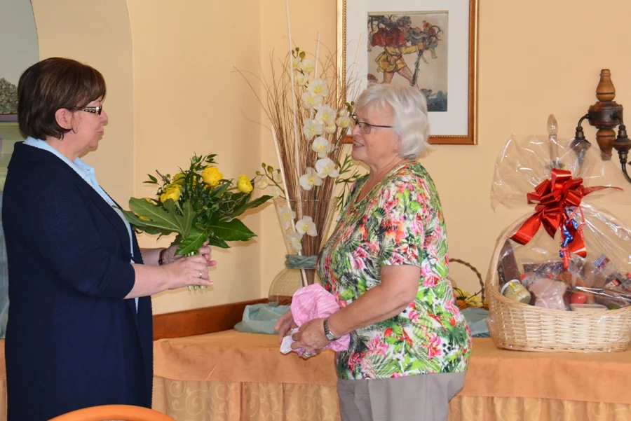 Obfrau Heidi Wienerroither bedankt#sich bei Frau Koscher für die#Großzügigkeit des Hauses