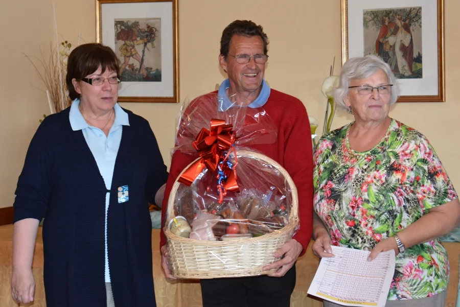 1.Platz#Josef Dörfler mit Obfrau und#Chefin Hadi Koscher