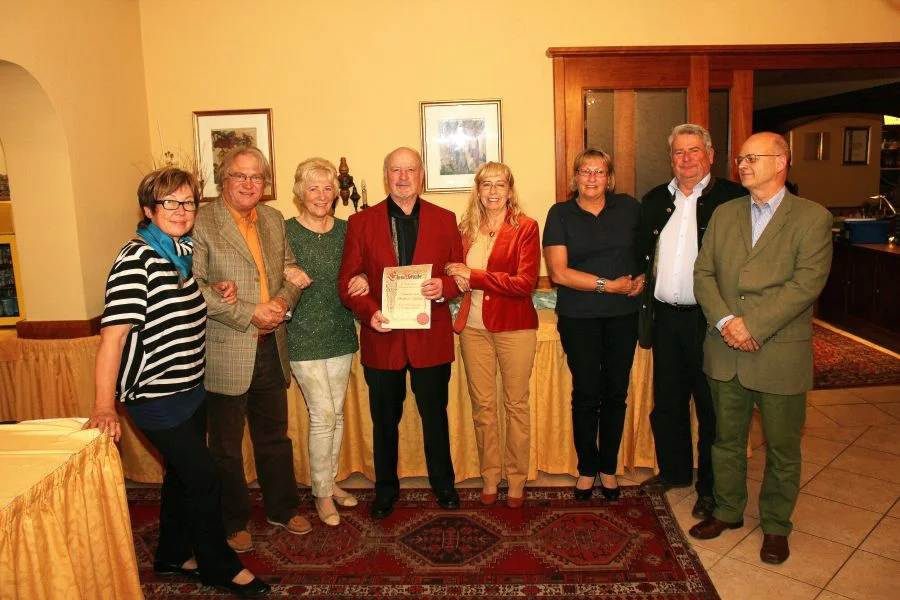 Mag. Heinz Kellerer im Kreise einiger Freunde bei seiner Magisterfeier