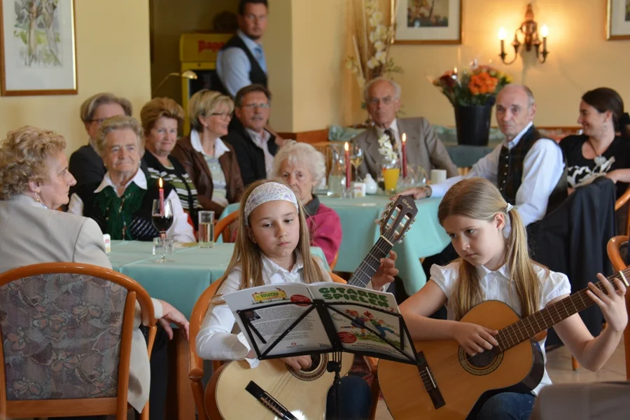 Viola Preiß und Elena Wienerroither#mit Musik und Gesang