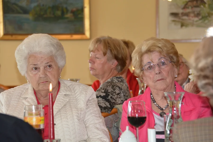 Frau Resi Fuchs und Antonia#Marklet lauschen den Gedichten