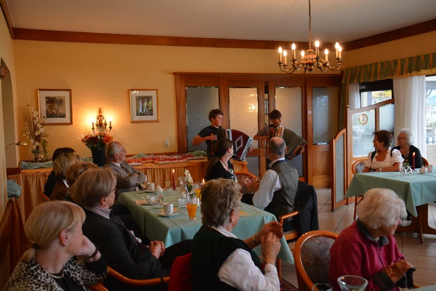 Jasmin Hanschitz und Martin#Adamitsch von der Musikschule#Pörtschach spielten flotte Weisen