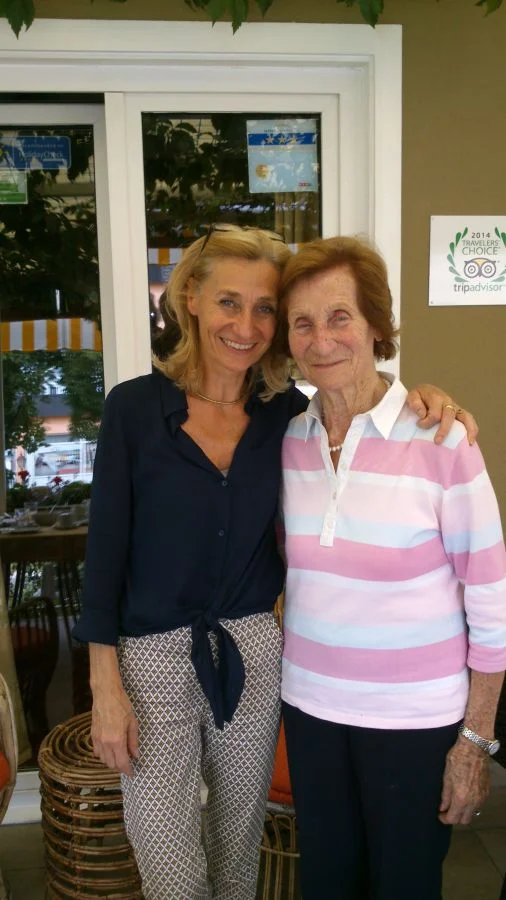 Frau Werdenigg mit ihrer Tochter, die die Pension weiter führt.