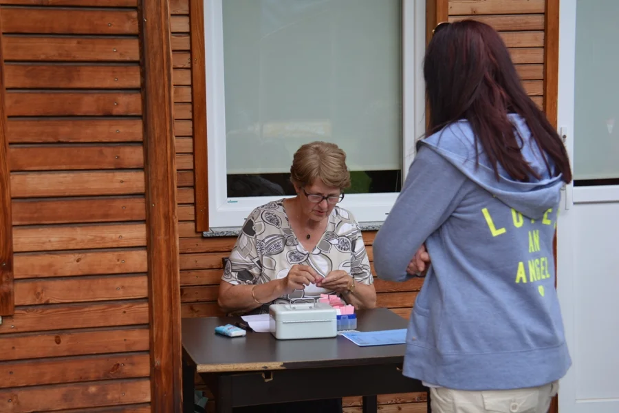 Kassierin Hilde Czerny#waltet ihres Amtes