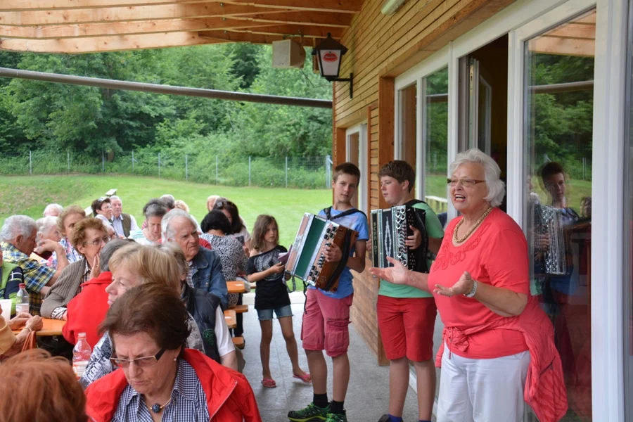 Obfrau Heidi Wienerroither begrüßt#die Gäste und die Musikanten