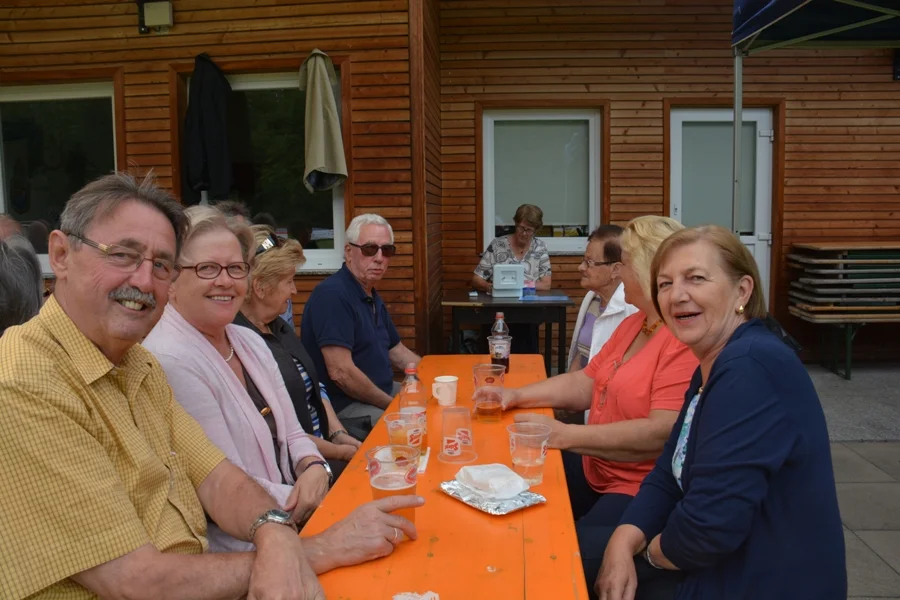 Ein zufriedenes Lächeln..#Der Herr mit der dunklen Brille scheint#auf etwas zu warten