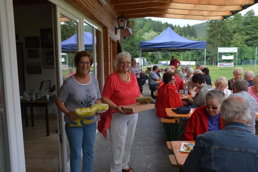 Das Austeilen der Beste erzeugte#zusätzliche Spannung