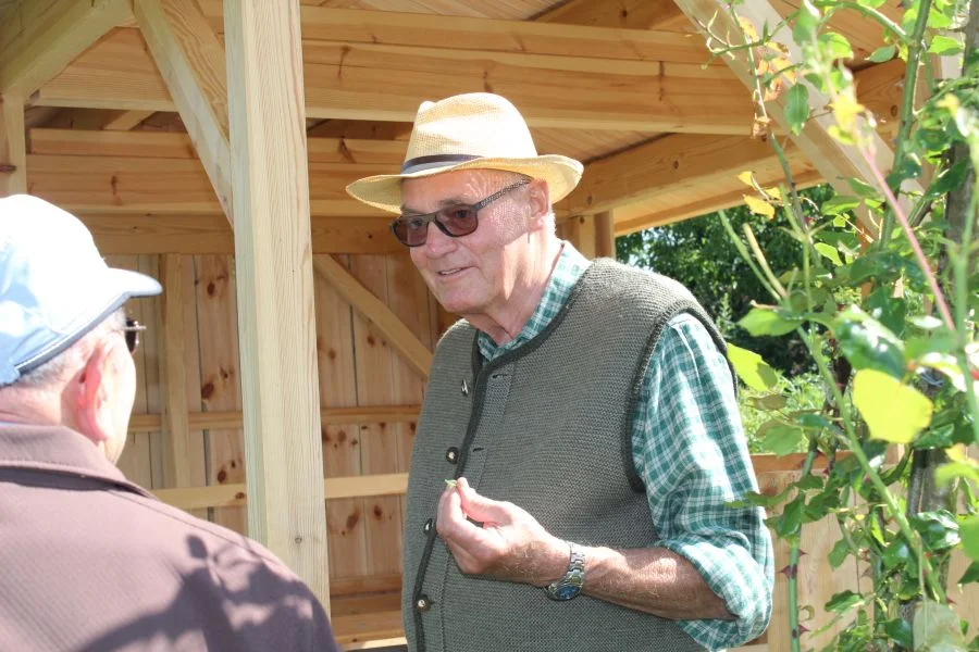 Günter Wienerroither als gelernter Koch erläutert gerade, auf was es beim Kochen mit Kräutern ankommt.