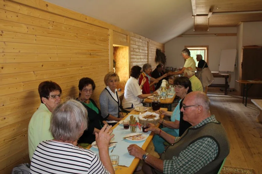 Bei der Verkostung von Aufstrichen, Tees und sonstigen Getränken