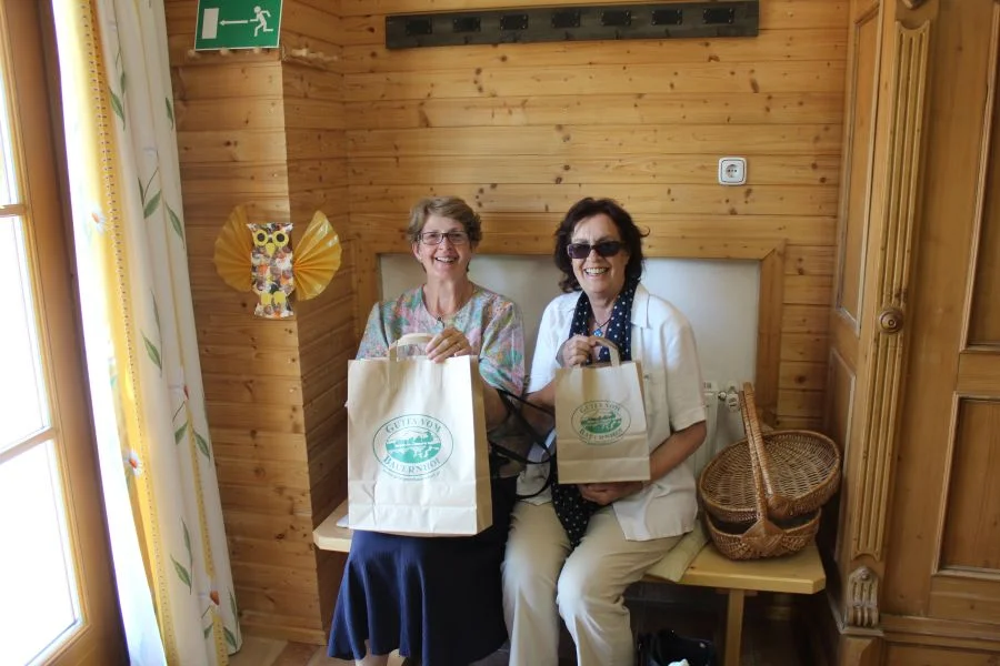 Was Hildegard Czerny und Ilse Kremser eingekauft haben, wurde dem Fotograf nicht verraten.