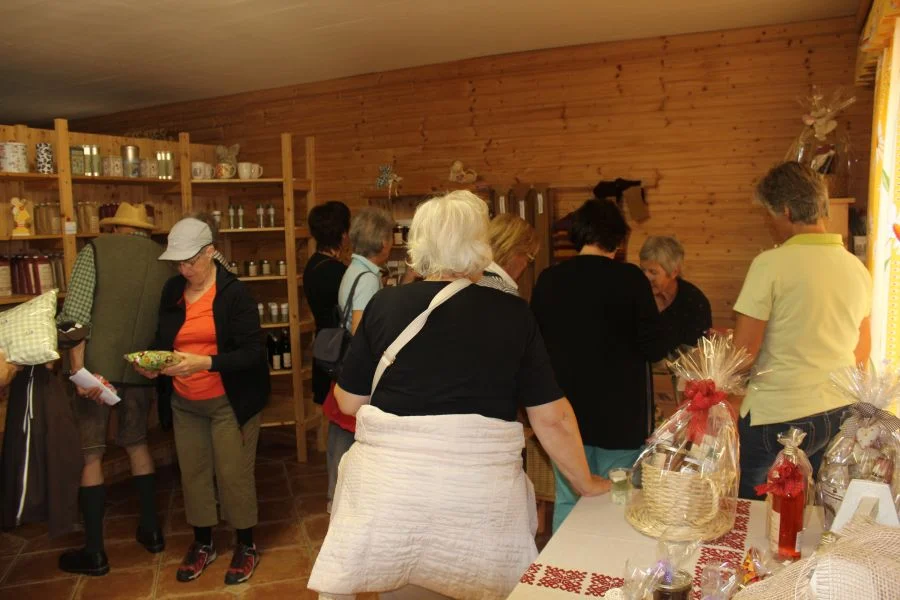 Ein kleiner Bauernladen mit viel Produkten