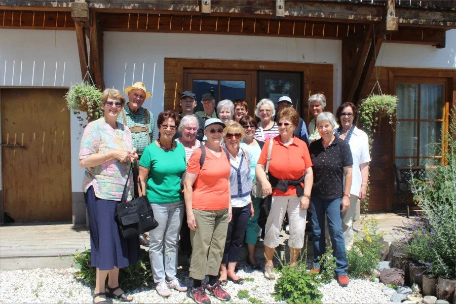 Noch ein Gruppenfoto - 1.Reihe rechts Frau Dr. Seunig. Herzlichen Dank Frau Dr. Seunig für die interessante Kräutertour.