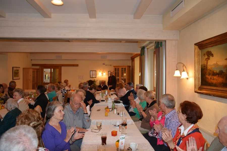 Der vollbesetzte Speisesaal#mit zufriedenen Mitgliedern