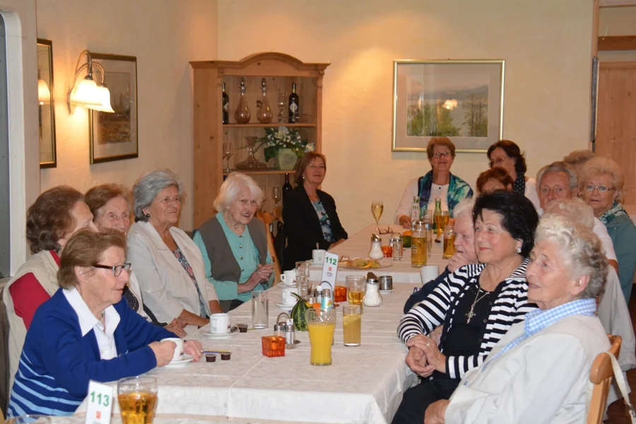 Günter Maier in einer großen Damenrunde