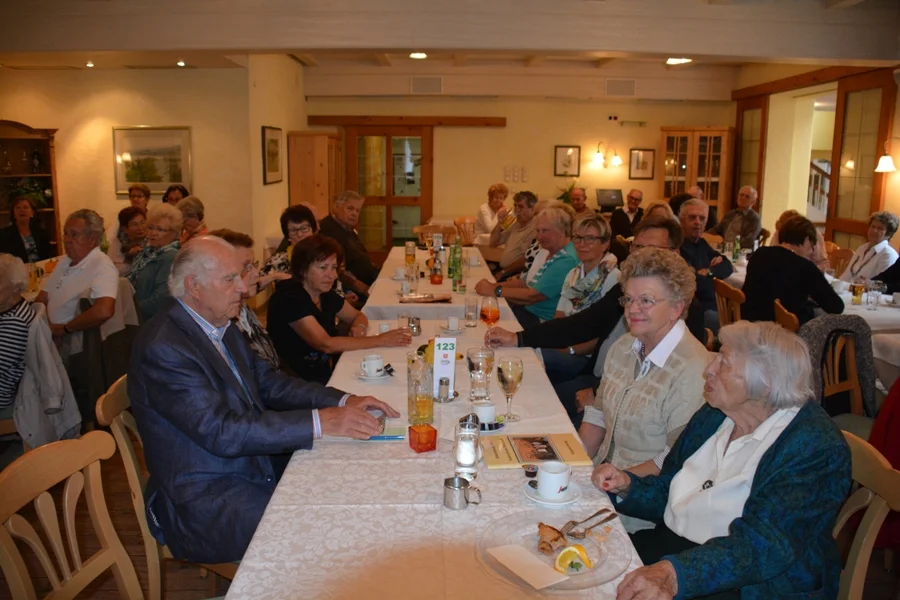 Schriftführerin Elfi Hudovernig und Irene Rosic im Gespräch mit Hans Prülleri