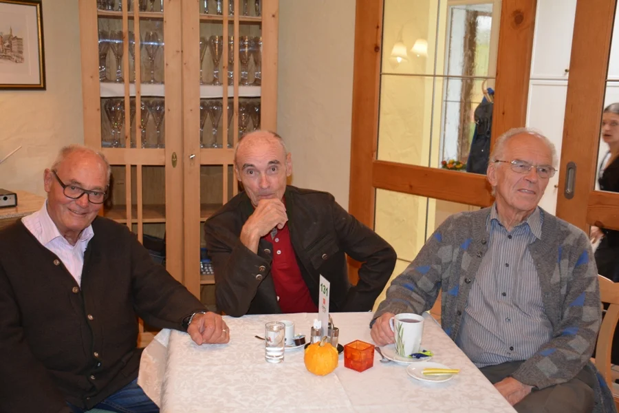 Vzbgm. Alfred Walter,  Horst Pollak und Günter Wienerroither als interessierte#Zuseher