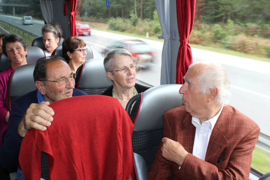 Wem gehört der rote Pullover