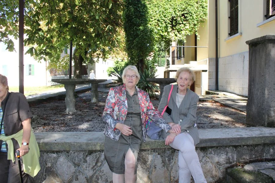 Eine Rast zwischendurch kann nicht schaden - Poldi Cumming-Deketh und Ingrid Stefula