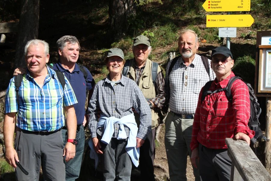 Jungseniorenwandergruppe mit#Wanderbegleiter Helmut Saurer