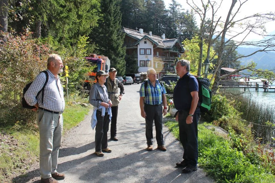 Im Hintergrund +Hotel Ronacherfelsen+