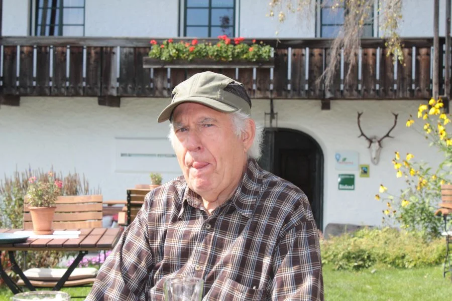 Zeigt Hans dem Fotografen die Zunge