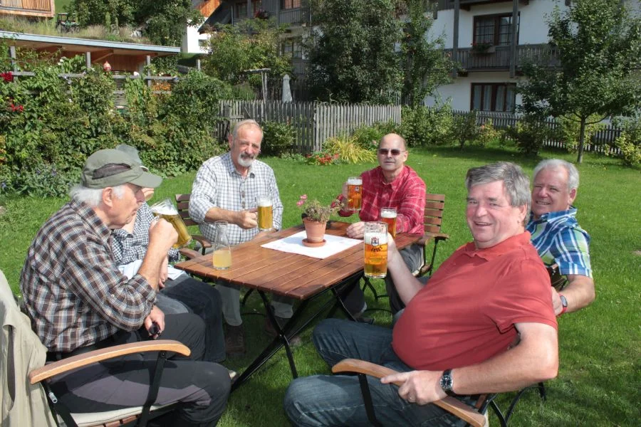 Während die anderen noch zugeprostet haben, hat Hans Prüller schon den ersten Schluck gemacht