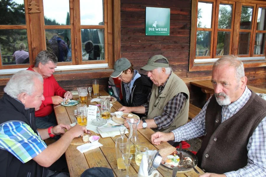 Eine Erdäpfelsuppe und eine Brettljause