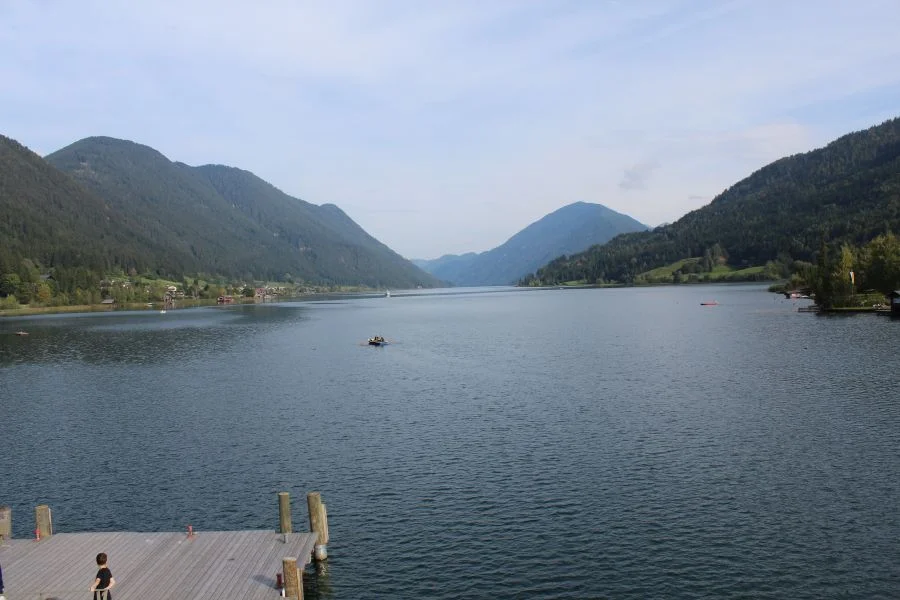 Blick von der Brücke über den Weissensee Richtung Osten.