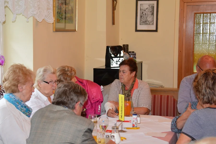 Frau Irmi Hammer mit gebrochenen Arm#Familie Deketh, Familie Gössler#und Ingrid Stefula